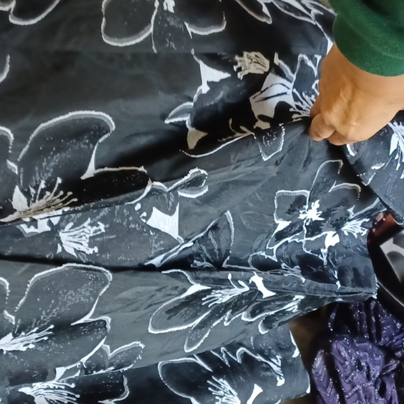 CHICO’S Black and White Floral Button Trench Coat. Chico Size 2 - Picture 4 of 7